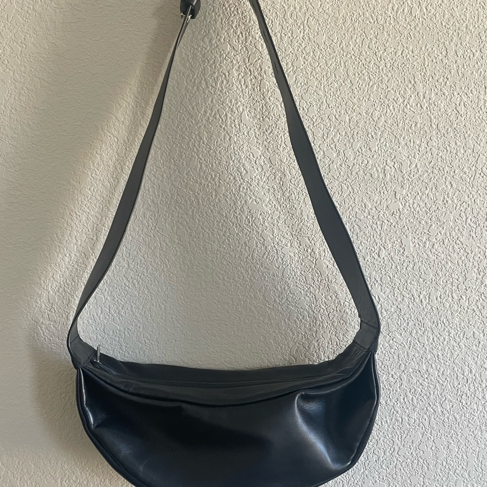 COS Minimal Black Leather Swing Crossbody Bag - Picture 4 of 7